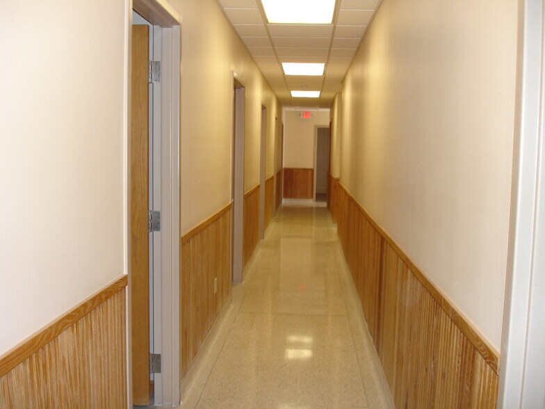 More Photos Of 553-555 Braund St, Onalaska Showroom For Lease