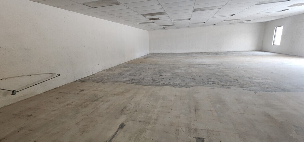 More Photos Of 284 S Center St, Pierson Auto Repair For Lease
