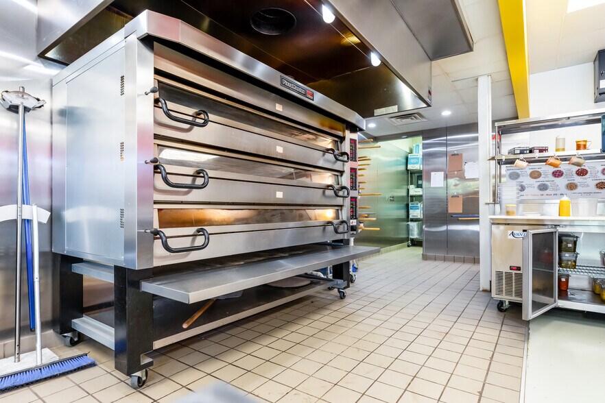 More Photos Of 510 Gray St, Houston Freestanding For Sale