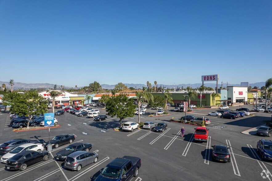 More Photos Of 19305-19417 Victory Blvd, Reseda Unknown For Lease