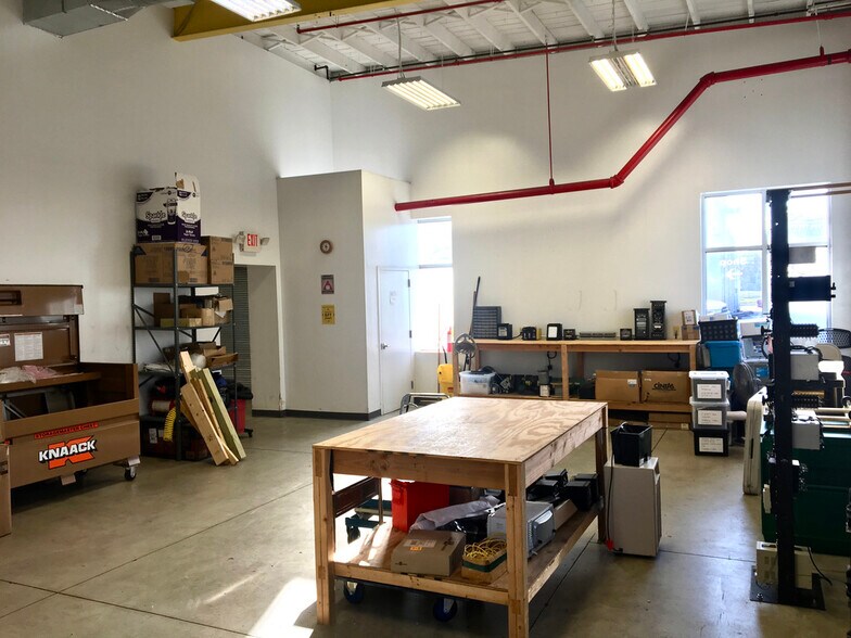 More Photos Of 2 Amboy Ave, Woodbridge Warehouse For Lease