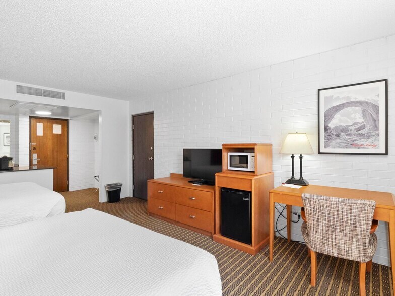 More Photos Of 333 N Main St, Richfield Hotel For Sale