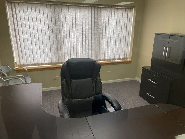 More Photos Of 28085 N Ashley Cir, Libertyville Medical For Sale