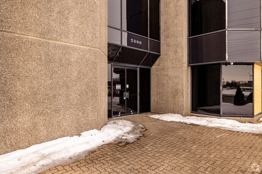 More Photos Of 5800 Boul Thimens, Montréal Service For Lease