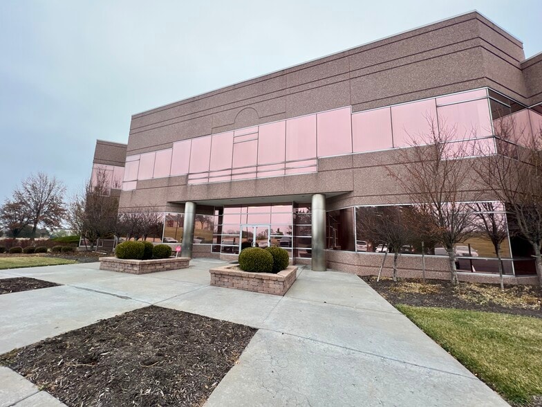 More Photos Of 10502 NW Ambassador Dr, Kansas City Office For Lease