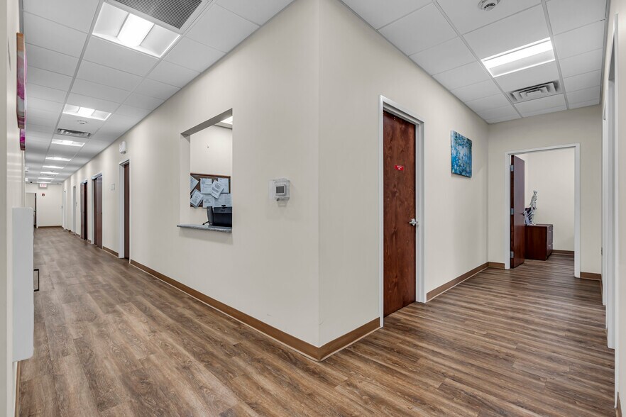More Photos Of 500 Park Ave, Manalapan Township Medical For Lease