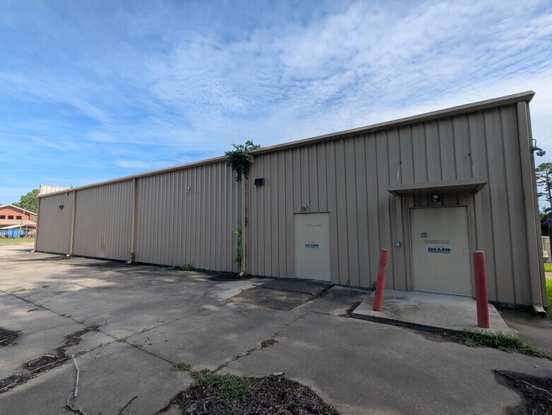 More Photos Of 411 E Main St, Daisetta Freestanding For Sale