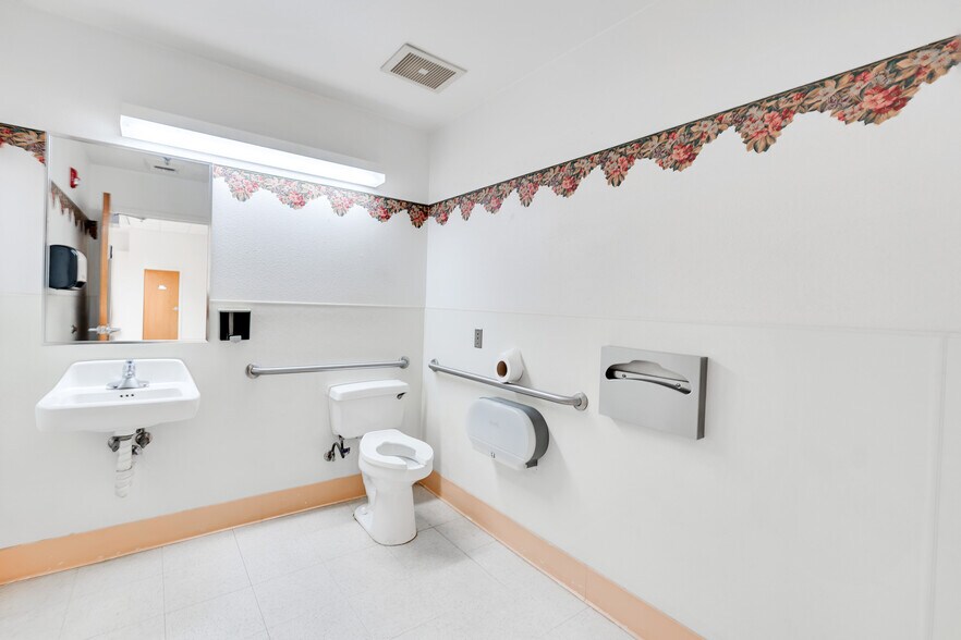 More Photos Of 222 I St, Los Banos Office For Lease