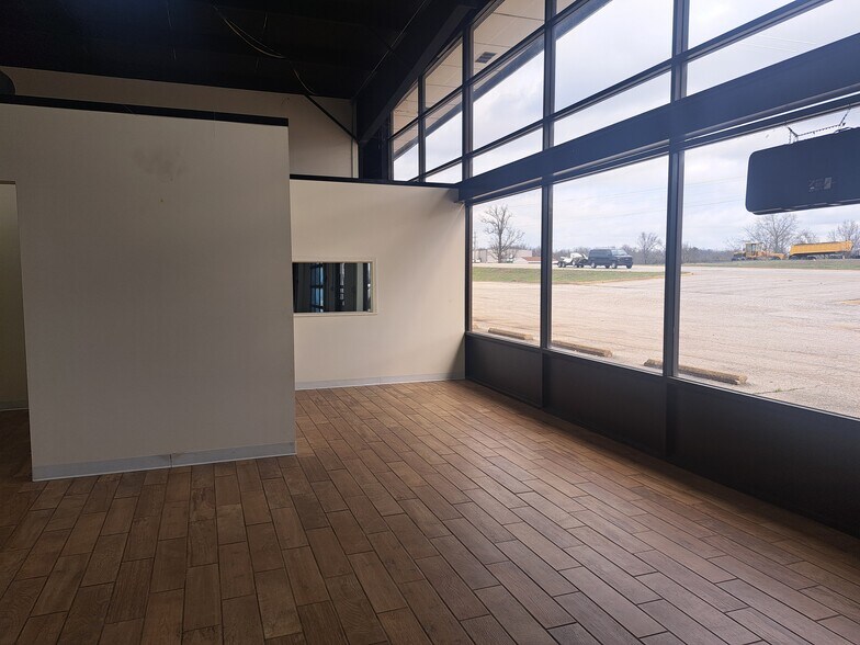 More Photos Of 4602 N US Highway 63, West Plains Flex For Sale