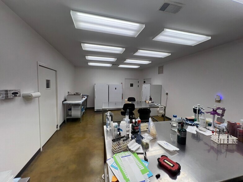 More Photos Of 370 S 40th St, Springdale Warehouse For Lease