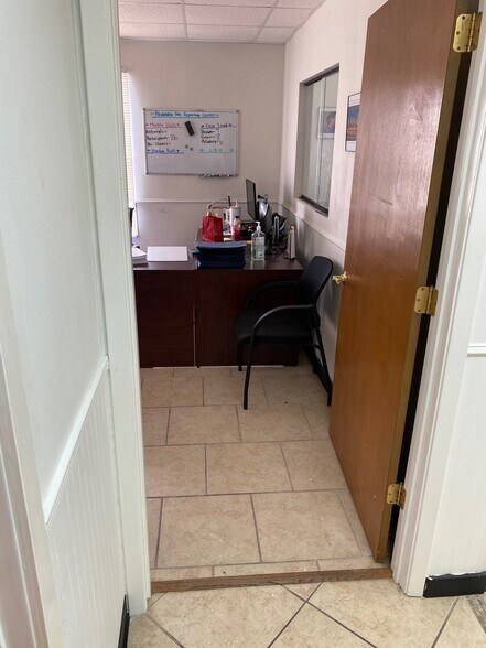 More Photos Of 2112 N Bolton Ave, Alexandria Service For Sale