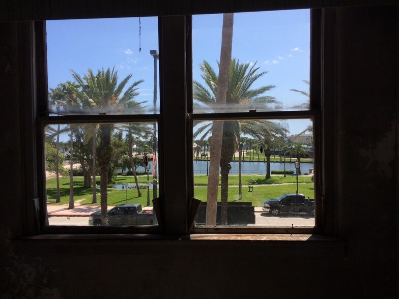 More Photos Of 200-206 S Beach St, Daytona Beach Storefront Retail Office For Lease