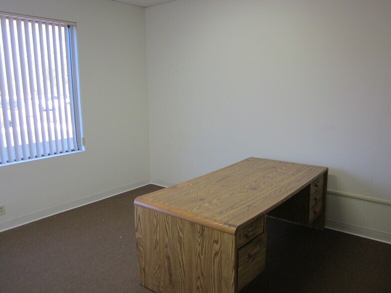 More Photos Of 77-775 Jackal Dr, Palm Desert Service For Lease