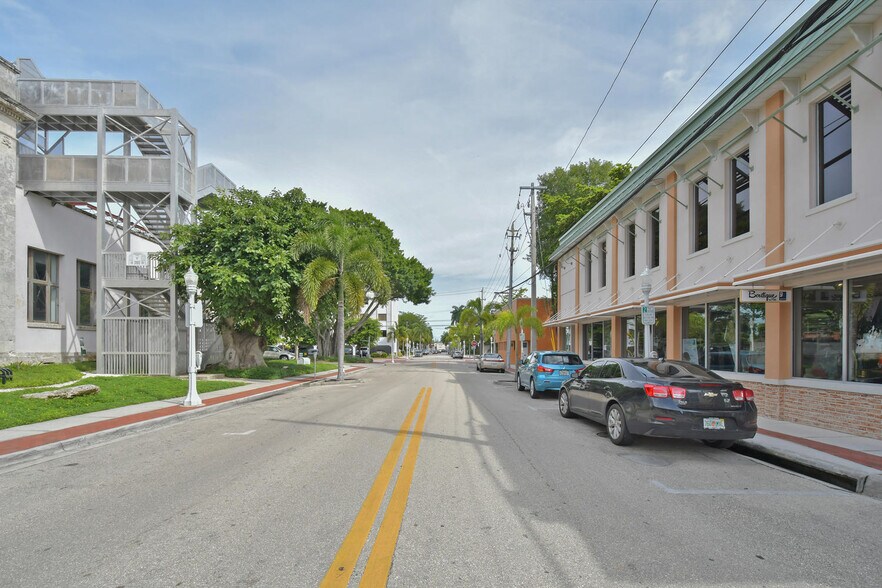 More Photos Of 2401 1st St, Fort Myers Office Residential For Lease