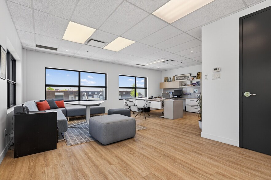 More Photos Of 30 Rue Montrose, Dollard-des-Ormeaux Warehouse For Sale