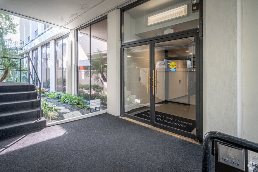 More Photos Of 2001 Kirby Dr, Houston Office For Lease