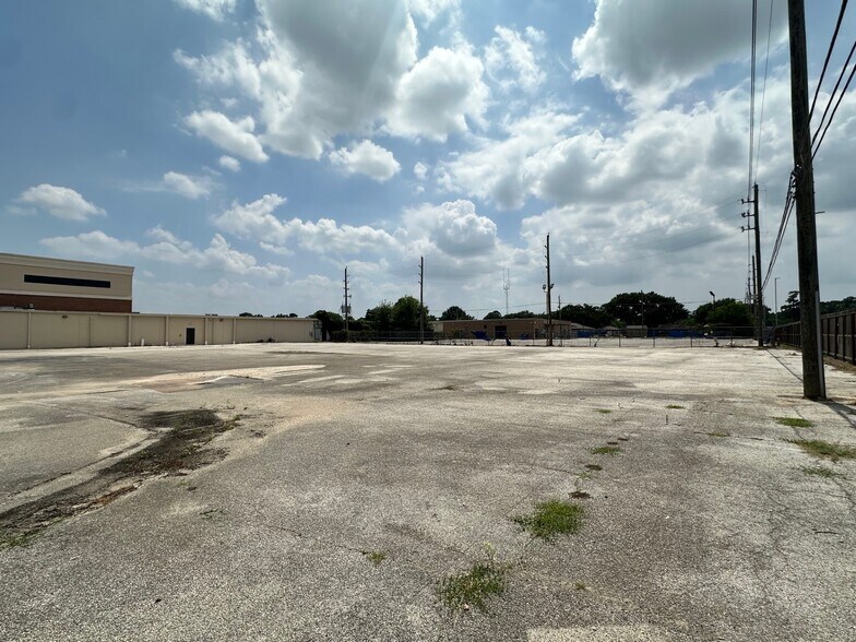 More Photos Of 16525 North Fwy, Houston Freestanding For Lease