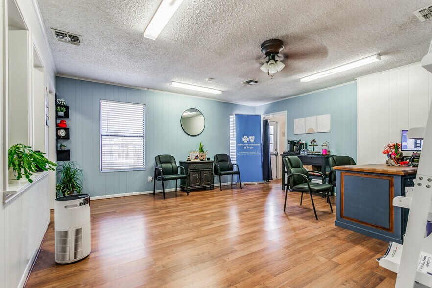 More Photos Of 901 Oak St, Jourdanton Freestanding For Sale