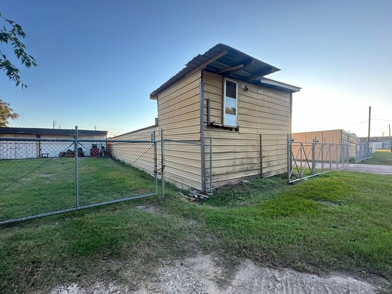 More Photos Of 3405 Lockheed st, Pearland Self Storage For Sale