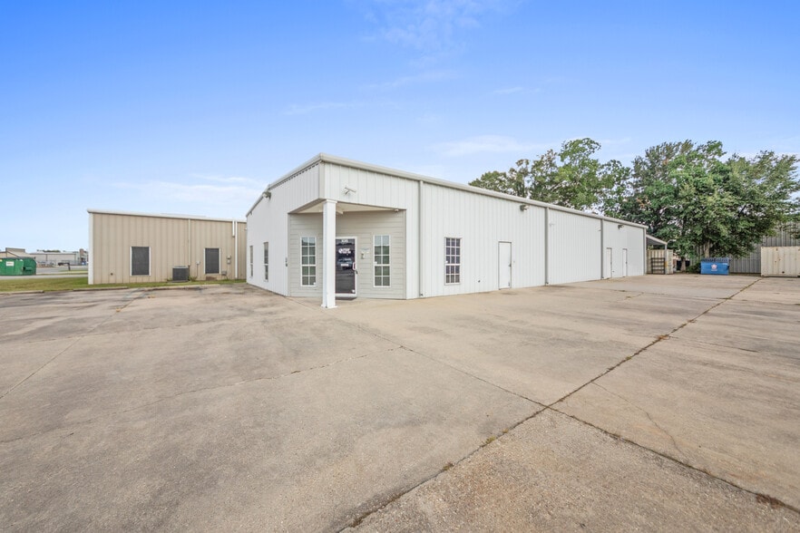 More Photos Of 106 Abigayles Row, Scott Warehouse For Sale