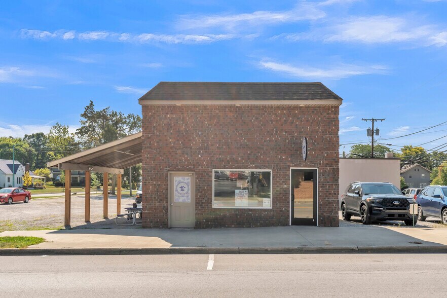 More Photos Of 118 E Main St, Albion Flex For Sale