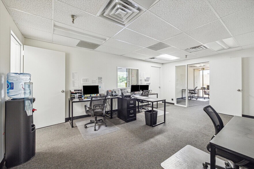 More Photos Of 447 W 38th St, Houston Distribution For Lease