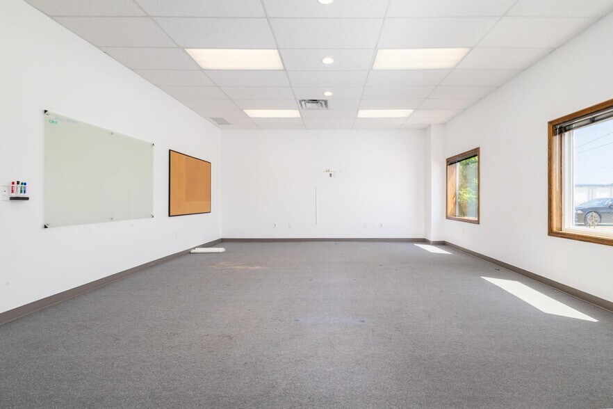 More Photos Of 66850 Executive Dr, Saint Clairsville Warehouse For Lease