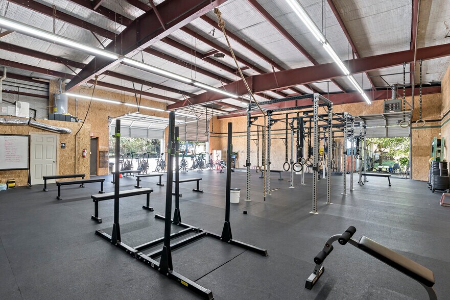 More Photos Of 410 W Carson St, Bryan Auto Repair For Sale