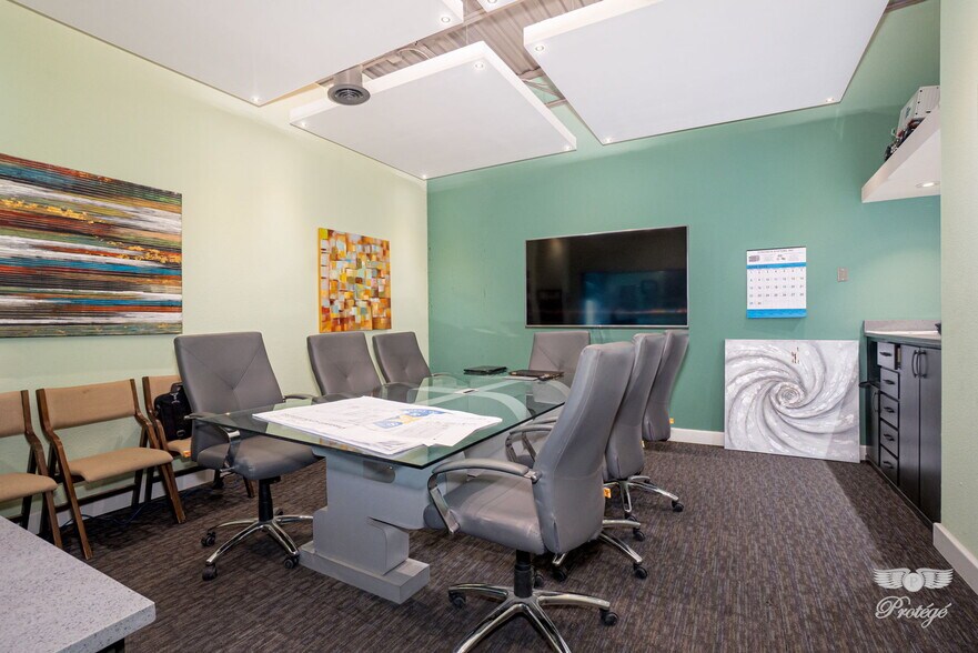 More Photos Of 700 N Copia St, El Paso Office For Sale