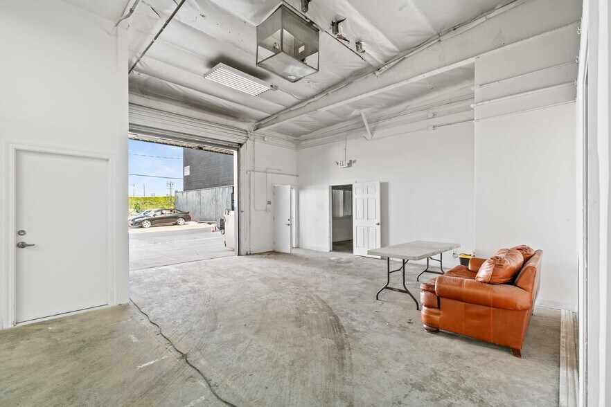 More Photos Of 11834-11836 Vose St, North Hollywood Warehouse For Lease