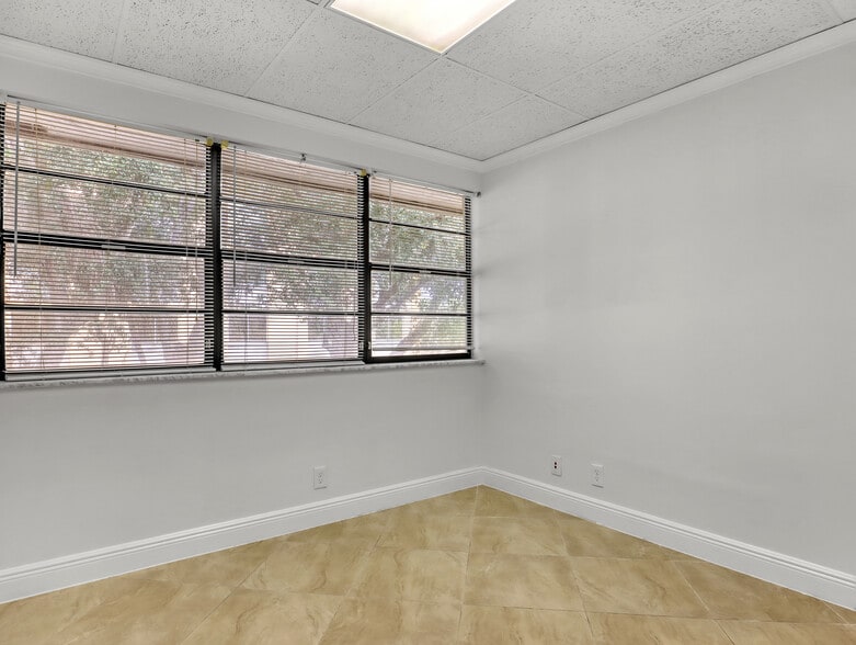 More Photos Of 1920 Palm Beach Lakes Blvd, West Palm Beach Medical For Sale