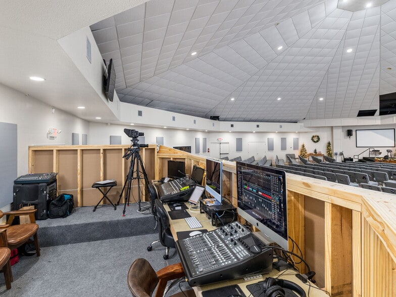 More Photos Of 6600 S Lakewoods Dr, Georgetown Specialty For Sale