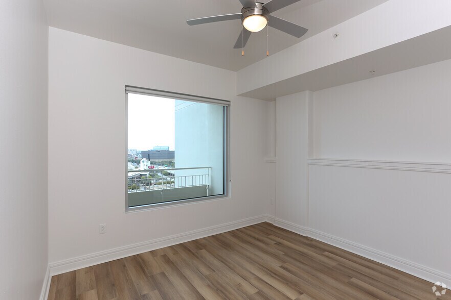 More Photos Of 1400 Hi Line Dr, Dallas Apartments For Lease