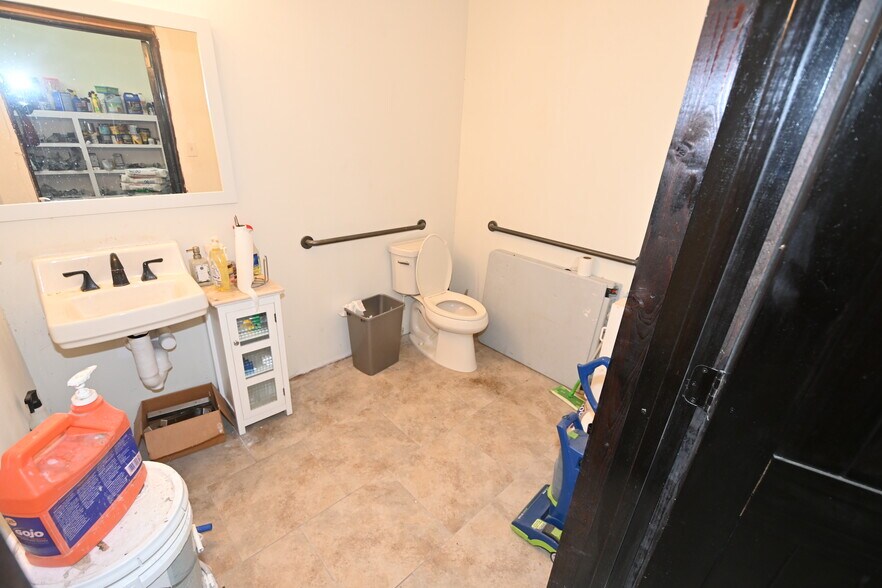 More Photos Of 700 North St, Fern Park Freestanding For Lease