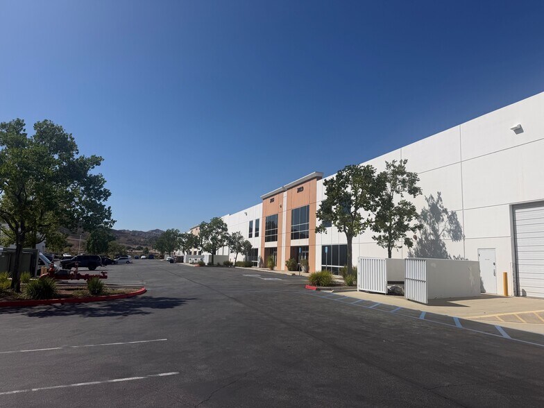 More Photos Of 28827-28887 W Industry Dr, Valencia Warehouse For Lease