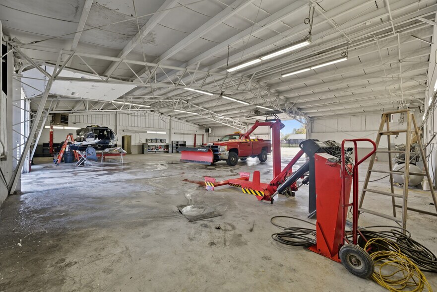 More Photos Of 801 W Grant Hwy, Marengo Showroom For Lease