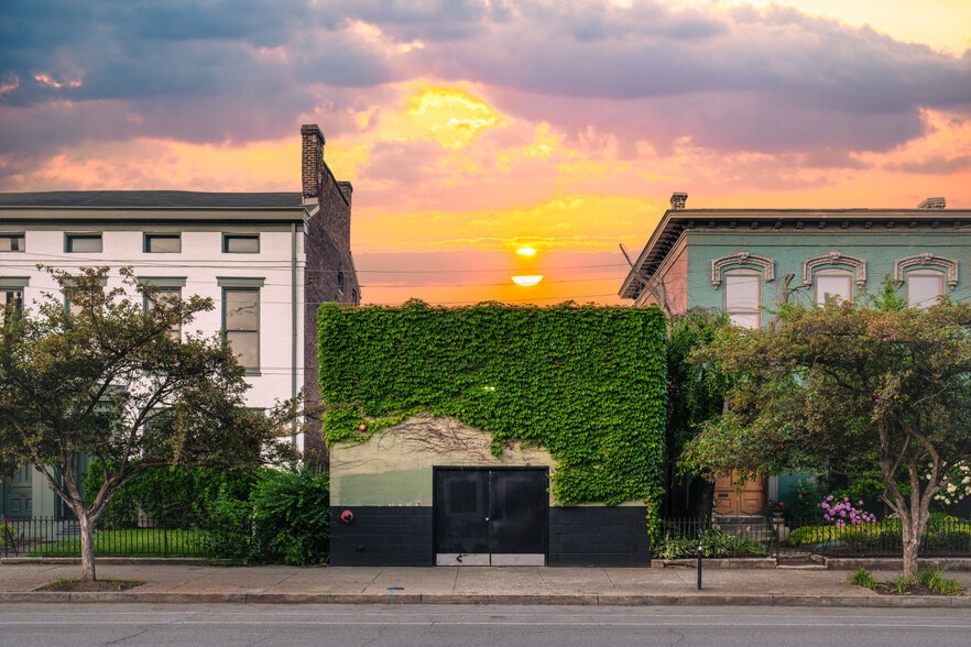 Primary Photo Of 614 E Market St, Louisville Restaurant For Sale