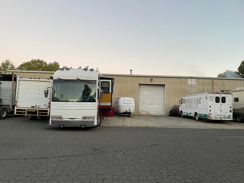 More Photos Of 700 Griffith Rd, Charlotte Service For Lease