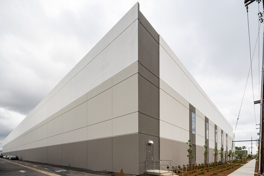 More Photos Of 3071 E Coronado St, Anaheim Warehouse For Lease