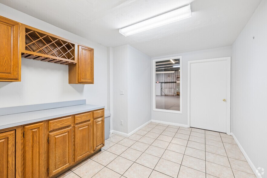 More Photos Of 4408 Corporate Sq, Naples Manufacturing For Sale