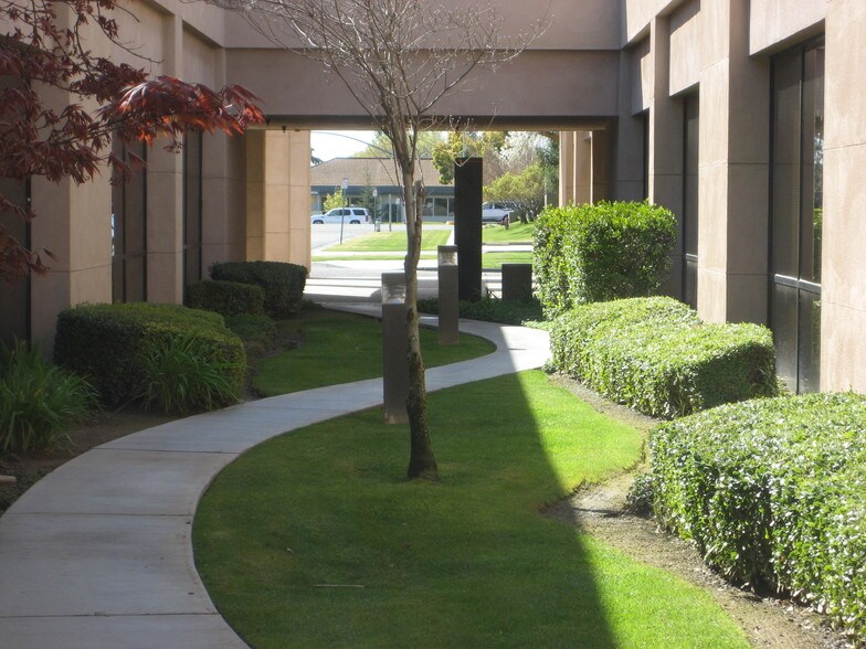 More Photos Of 2520-2540 W Shaw Ln, Fresno Office For Lease