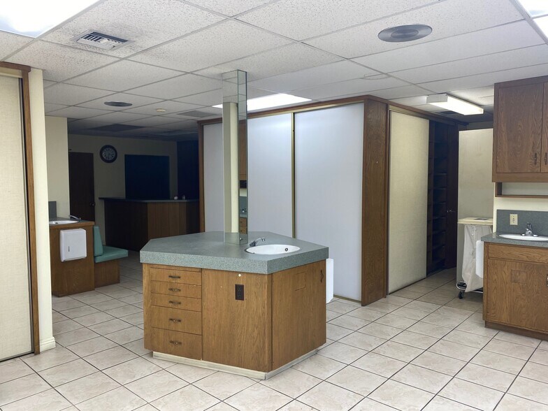 More Photos Of 23111 Ventura Blvd, Woodland Hills Medical For Lease