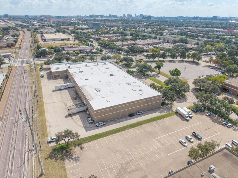 More Photos Of 1303 Marsh Ln, Carrollton Warehouse For Lease