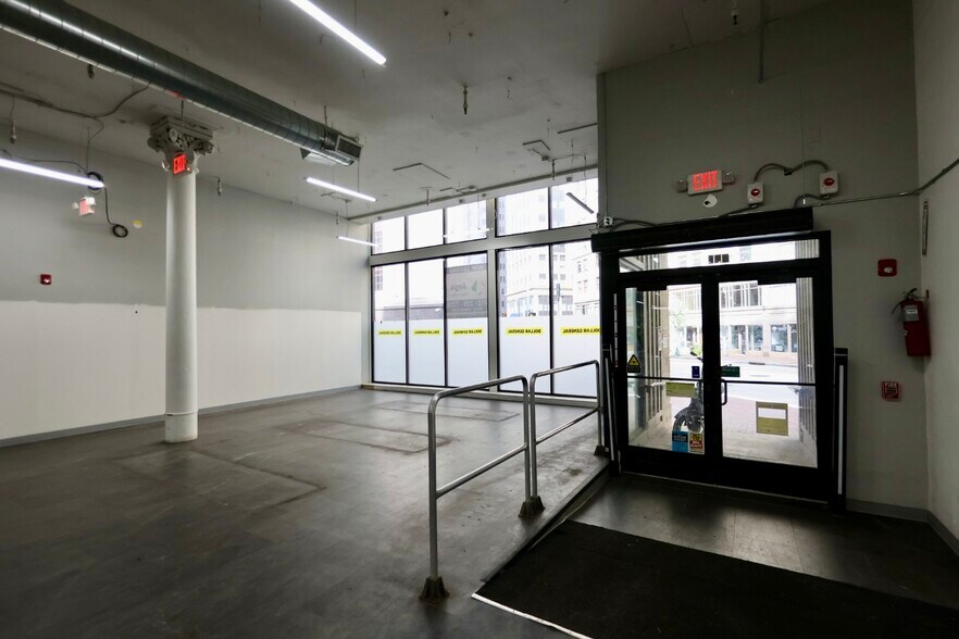 More Photos Of 610 Wood St, Pittsburgh Storefront Retail Office For Lease