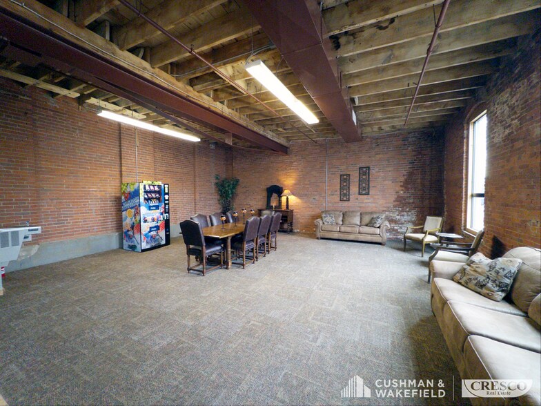 More Photos Of 1161-1163 E 40th St, Cleveland Warehouse For Lease