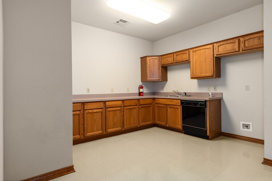 More Photos Of 625 Kennedy Ct, Belton Office For Sale