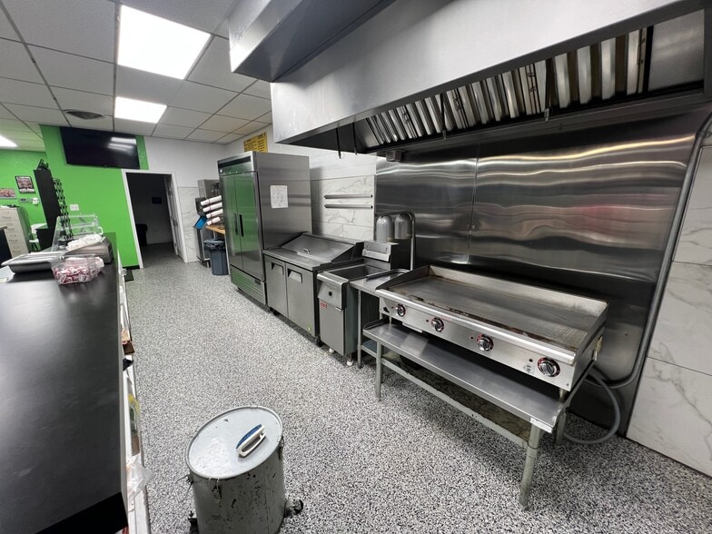 More Photos Of 1910 35th St, Snyder Sports And Entertainment For Sale