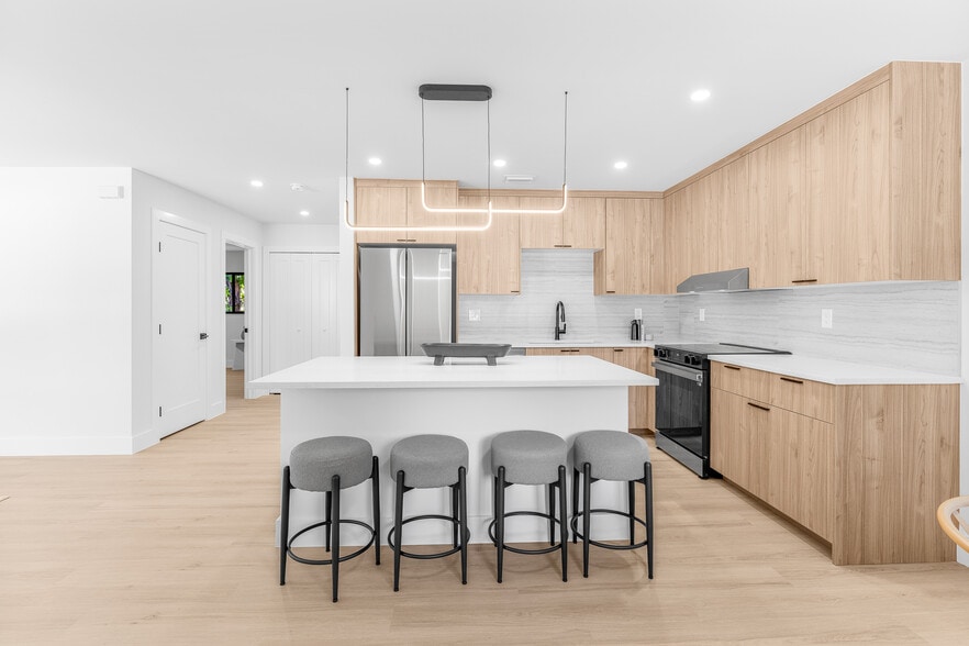 More Photos Of 2616 Lakeview Dr, Naples Apartments For Sale