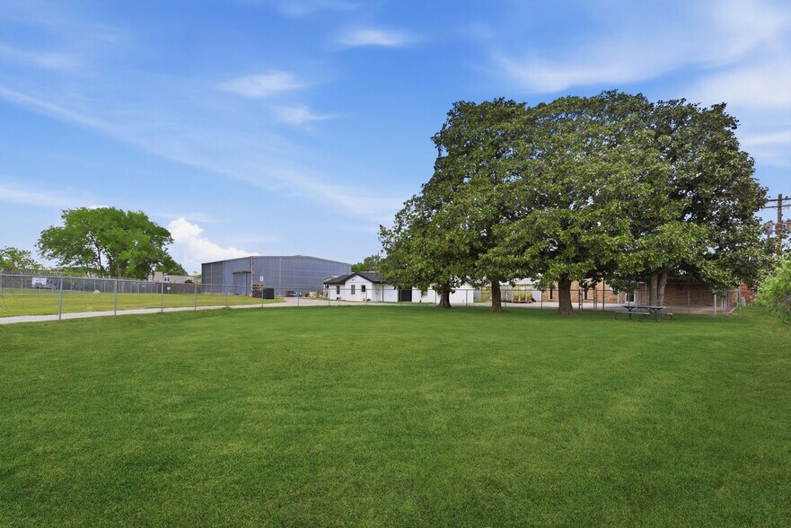 More Photos Of 13026 Rosecrest Dr, Houston Office For Lease