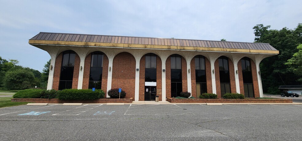 More Photos Of 1 Sherman Hill Rd, Woodbury Bank For Lease